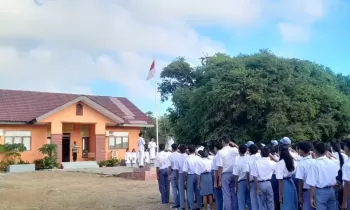 Tingkatkan Kedisiplinan, SMAN 1 Raijua Gelar Upacara Bendera Hari Senin dengan Khidmat