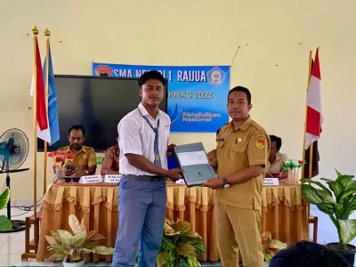 foto penyerahan Rapor dan SKL