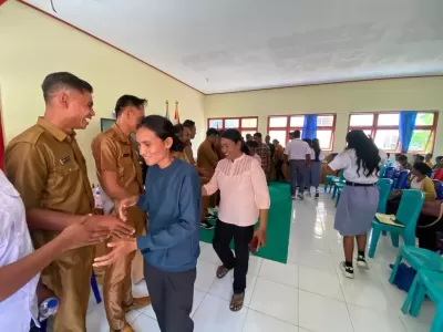 foto bersalaman dengan orang tua dan alumni